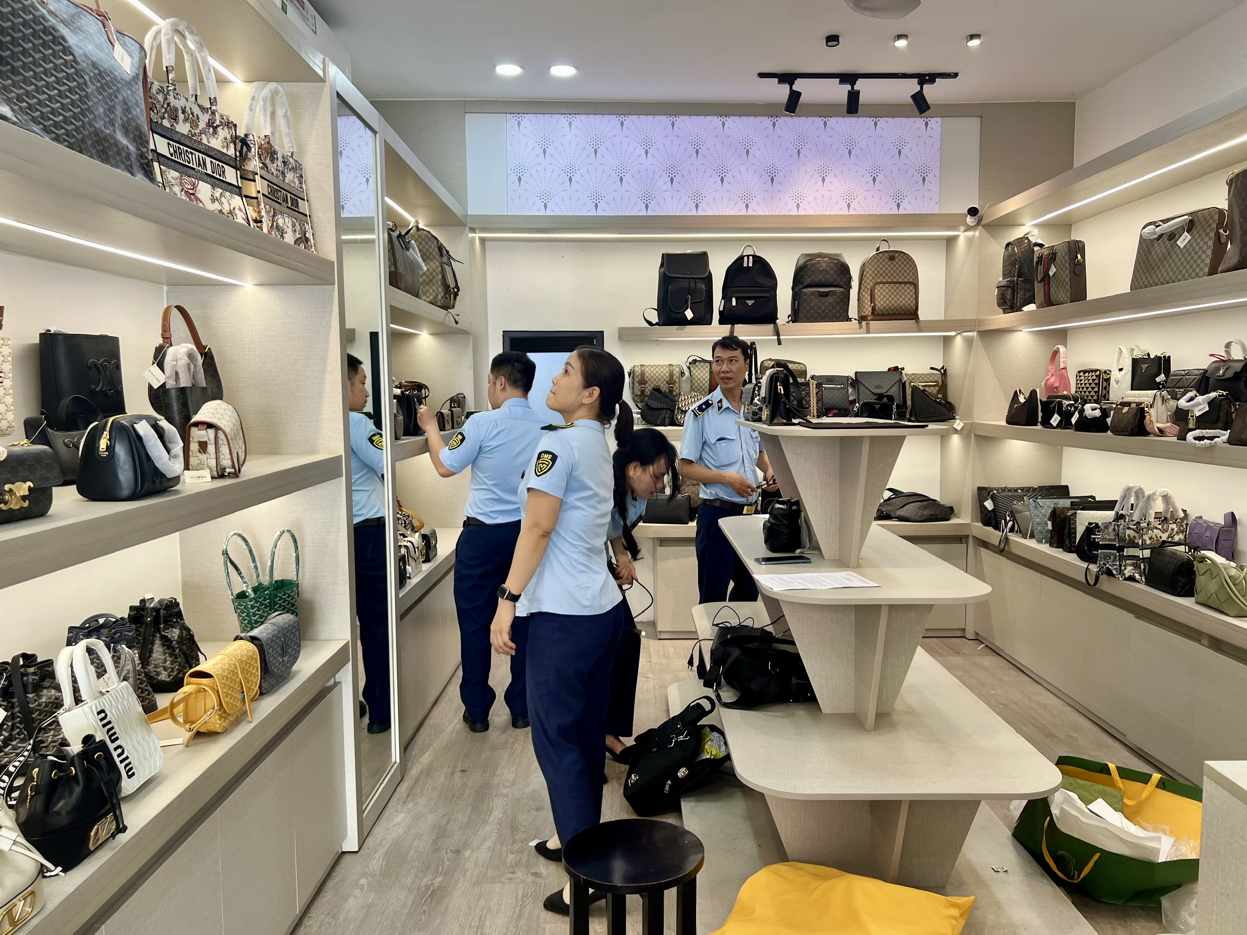 Nhiều cửa hàng công khai bán hàng thời trang giả tại các tuyến phố du lịch ở Đà Nẵng