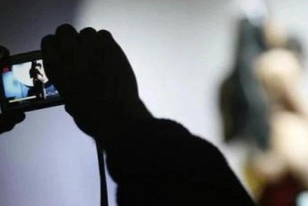 Cô gái trẻ bị đe doạ tống tiền khi lên mạng livestream khoe thân