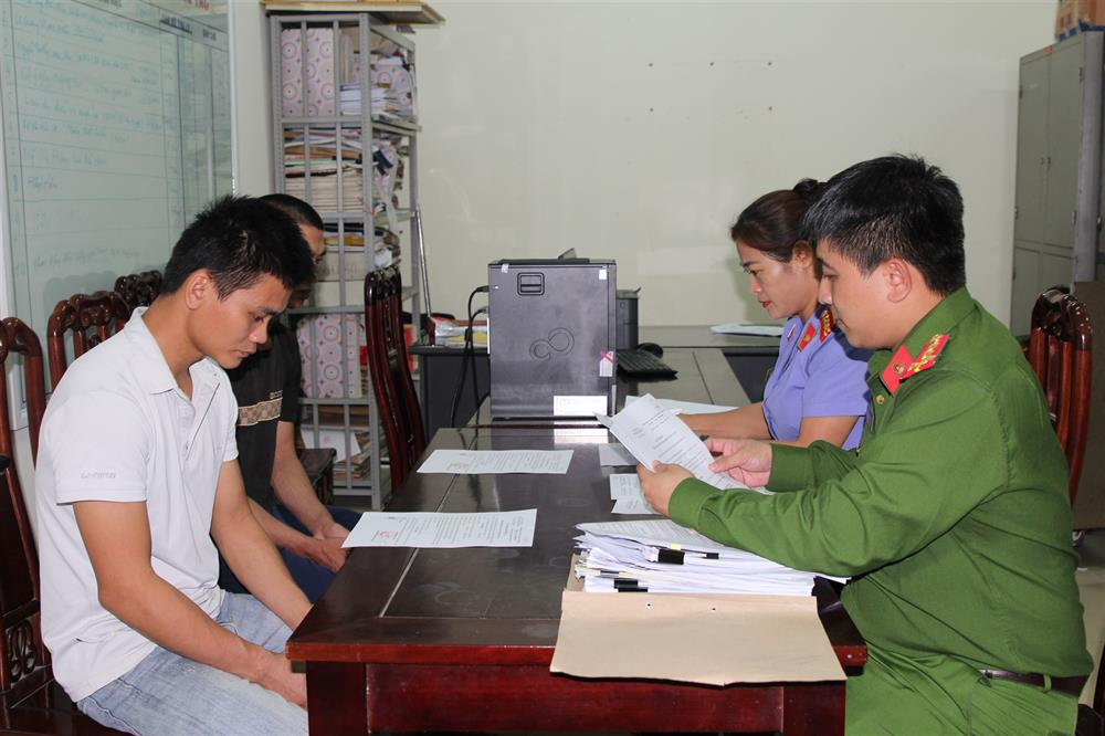 Lên mạng thuê người làm giấy tờ giả để lừa đảo