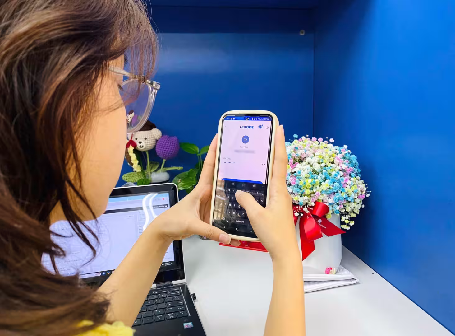 Cảnh báo về thủ đoạn lừa đảo mới lợi dụng tài khoản ngân hàng lạ để kiểm soát điện thoại
